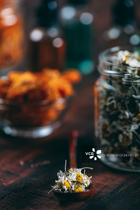 乡村木质背景上的干花图片素材