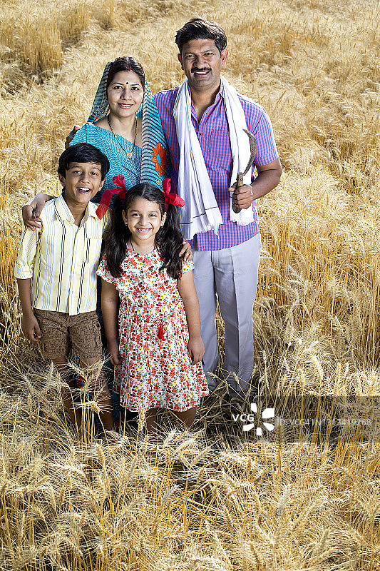 快乐的印度家庭在农田里图片素材