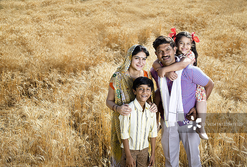 快乐的印度家庭在农田里图片素材