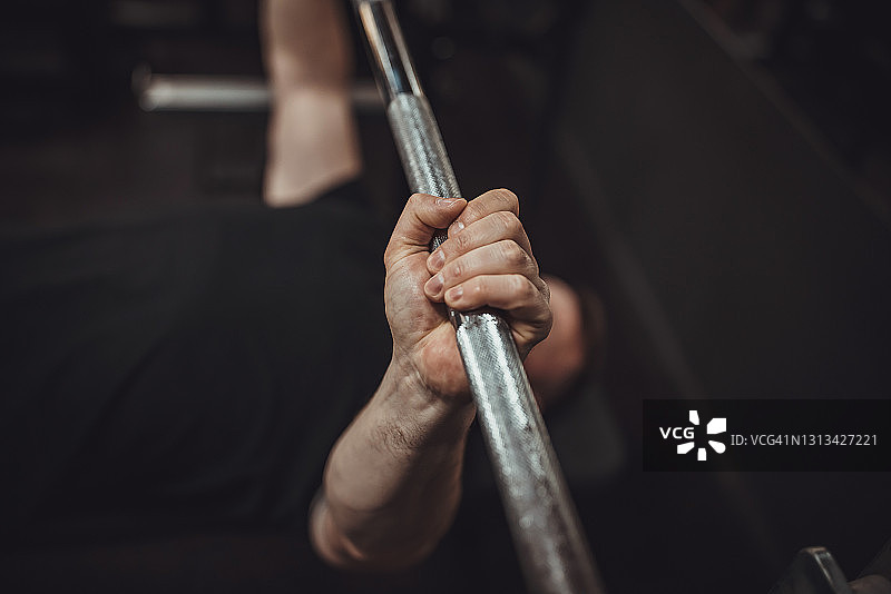 男人进行卧推训练图片素材