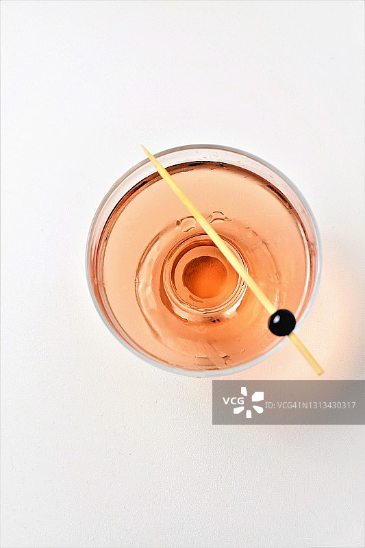 白色背景上的水果利口酒图片素材