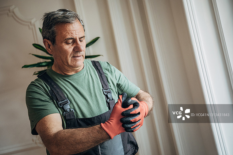 维修工戴上防护手套图片素材