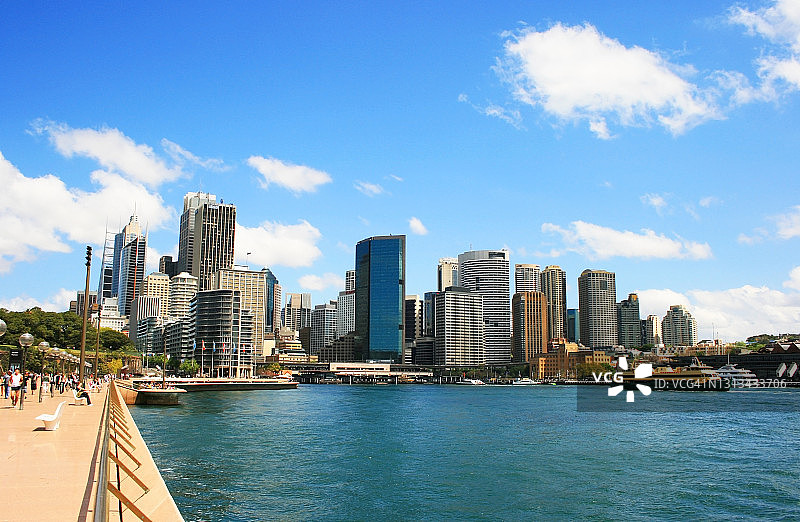 晴朗蓝天下的悉尼环形码头图片素材