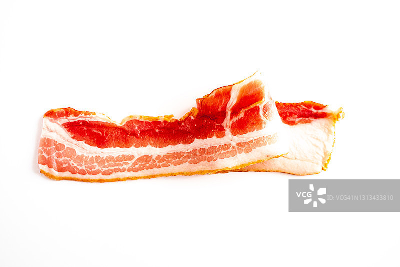 白色背景上的生培根图片素材