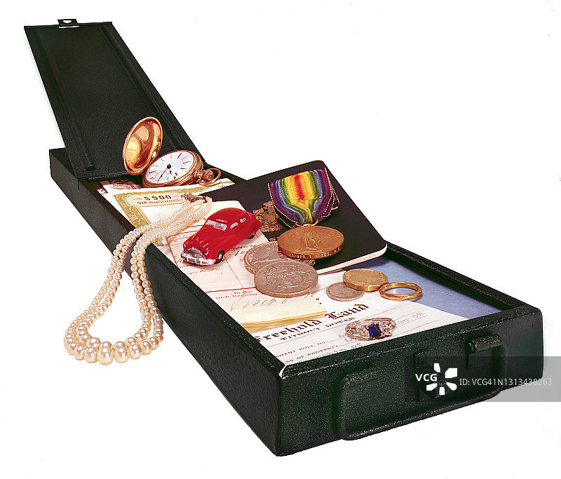 包含各种个人贵重物品的银行保险箱图片素材