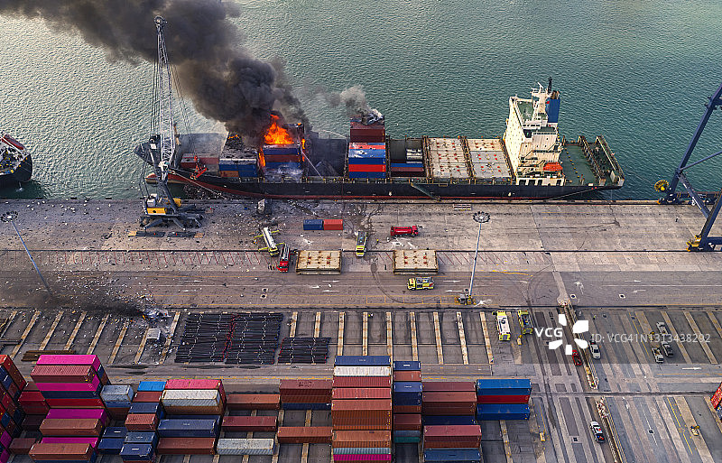 商业港口集装箱货轮火灾事故航拍图片素材