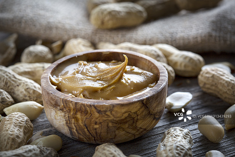 木质背景上的花生酱图片素材
