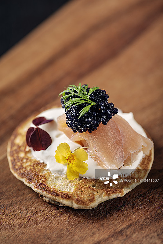 自制荞麦饼配三文鱼、鲜奶油和鱼子酱图片素材