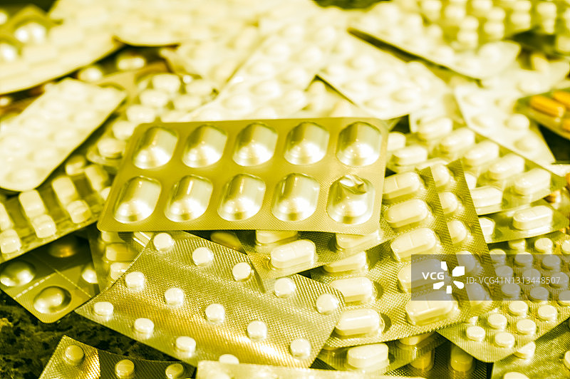 大量胶囊药丸，复古风格图片素材