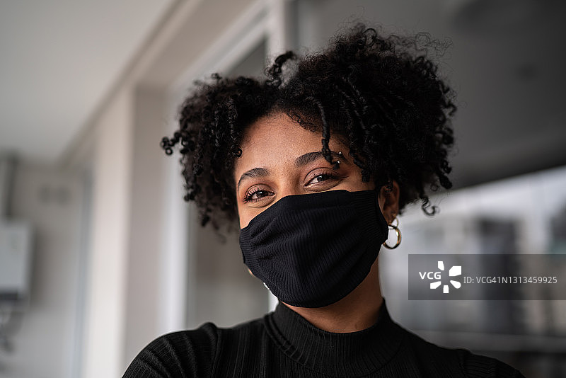 戴着防护口罩的年轻女子肖像图片素材