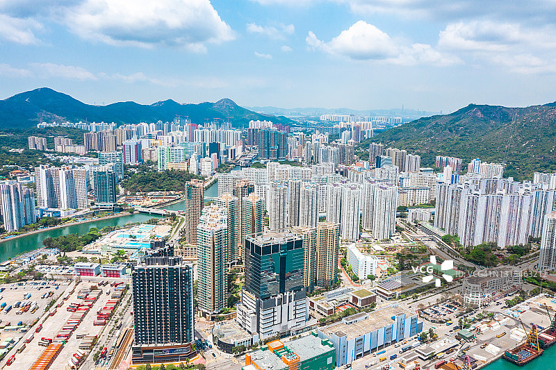 无人机视角：香港屯门闹市区的城市景观图片素材