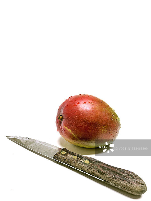 白色背景下的芒果与刀图片素材