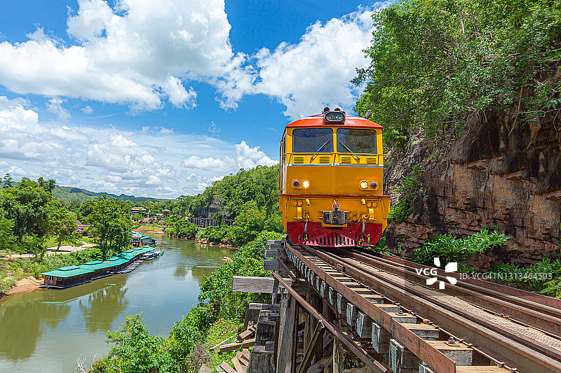 泰国北碧府桂河上的死亡铁路火车，二战历史遗址图片素材
