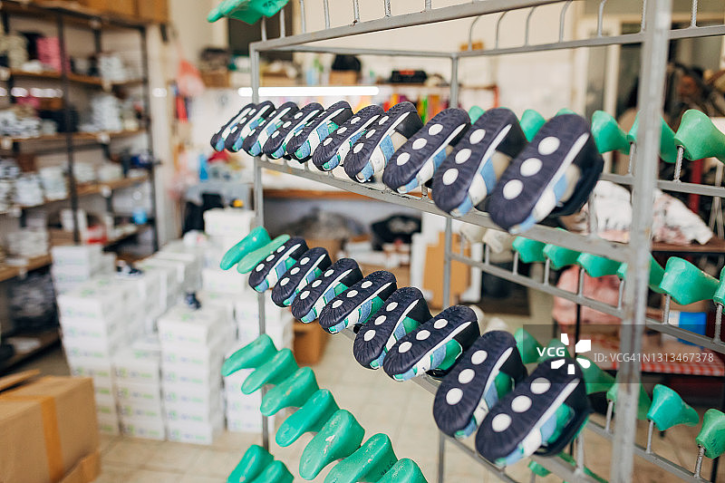 童鞋作坊里，塑料脚模上的童鞋，正在进行最后的拉伸工序图片素材