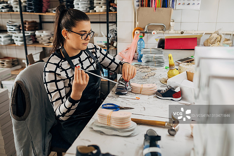 我们的手工鞋品质卓越，广受欢迎图片素材