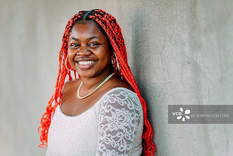 夏季户外时尚编发非裔女人肖像图片素材