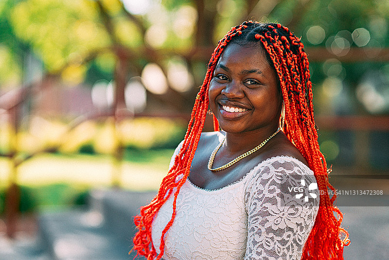 夏季户外时尚辫发非洲裔女人特写图片素材