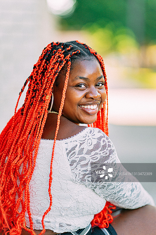 时尚非裔美国女性的户外辫发肖像图片素材