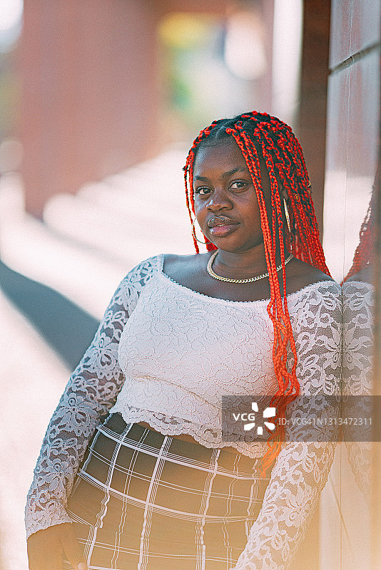 时尚的非裔美国女性在夏季户外展示纱线辫子的肖像图片素材