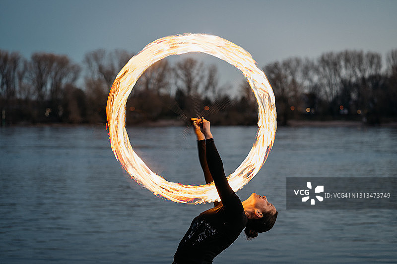 女火焰艺术家创造火焰圈图片素材