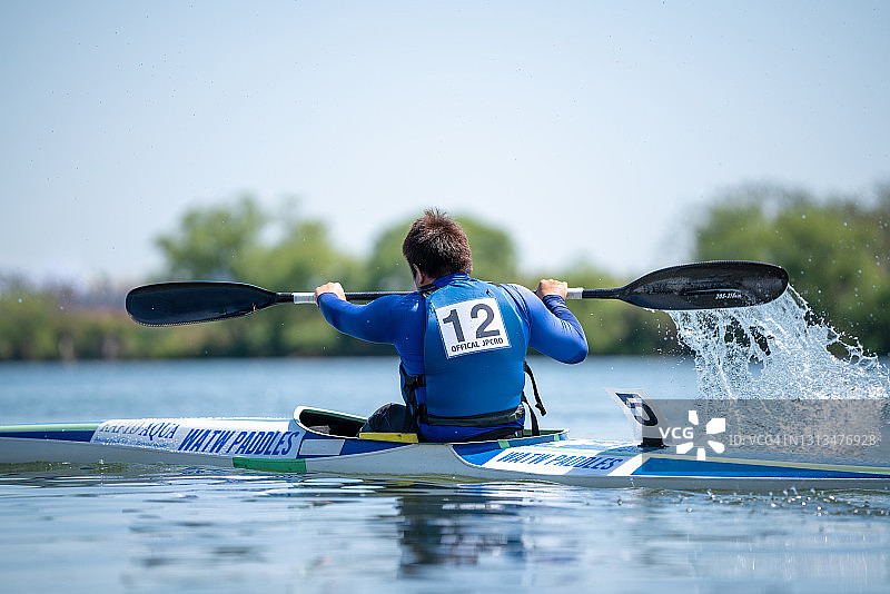 截瘫运动员在皮划艇比赛中划艇图片素材