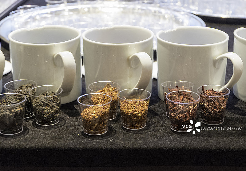 一排用于品茶的茶杯图片素材
