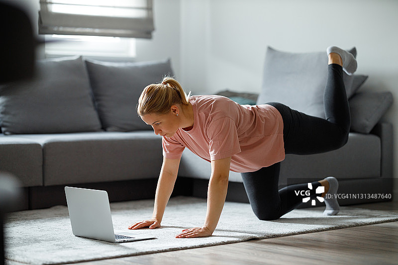 活跃的孕妇在锻炼图片素材