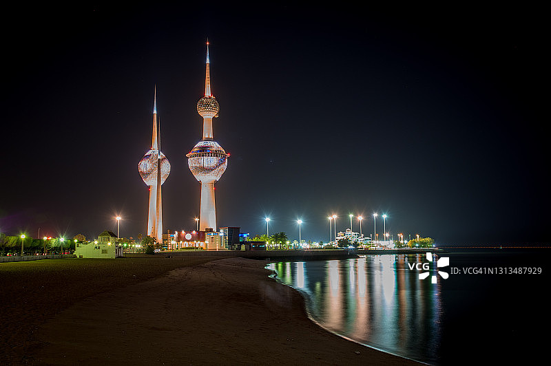 科威特城灯光璀璨的科威特塔图片素材