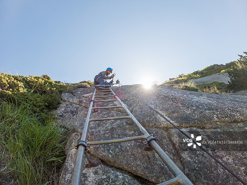 阳光下的登山者图片素材