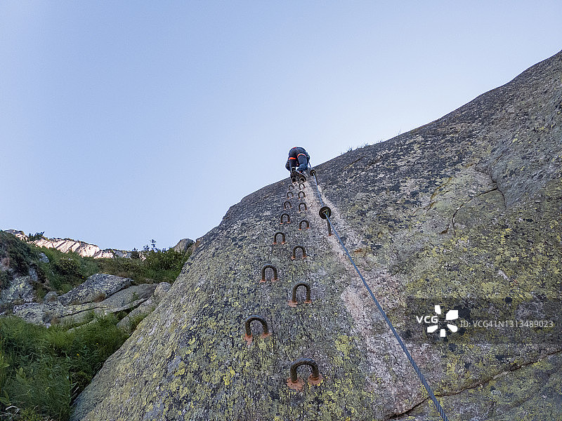 攀岩者在铁索栈道上的仰视图片素材