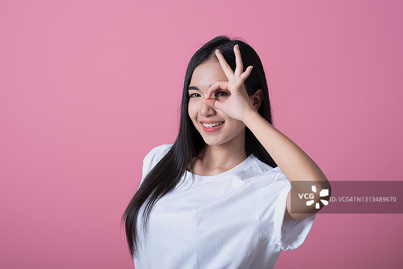 做出OK手势的年轻亚洲女性图片素材