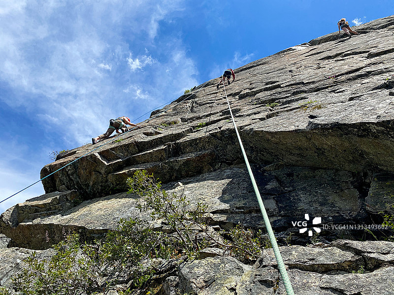 在加利福尼亚州内华达县攀爬、徒步和探索图片素材