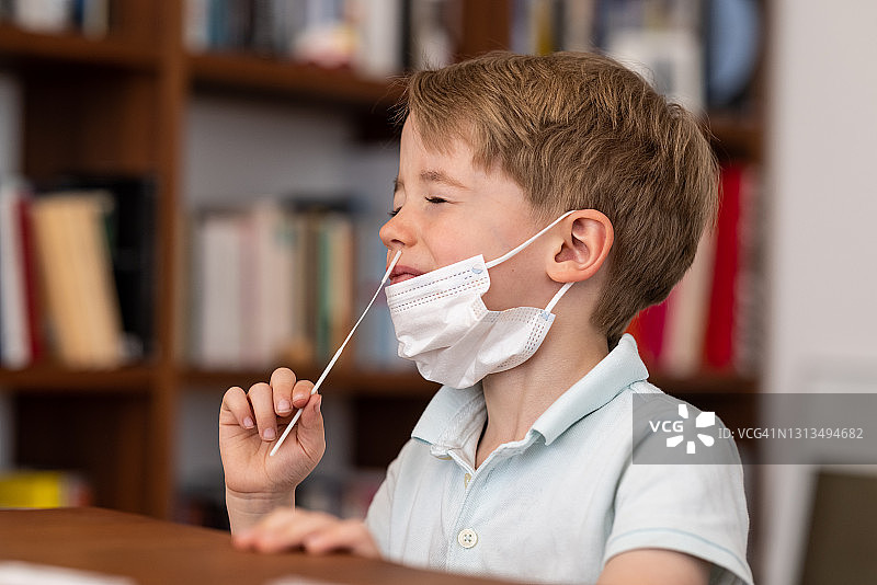 学龄前男孩进行新冠自测图片素材