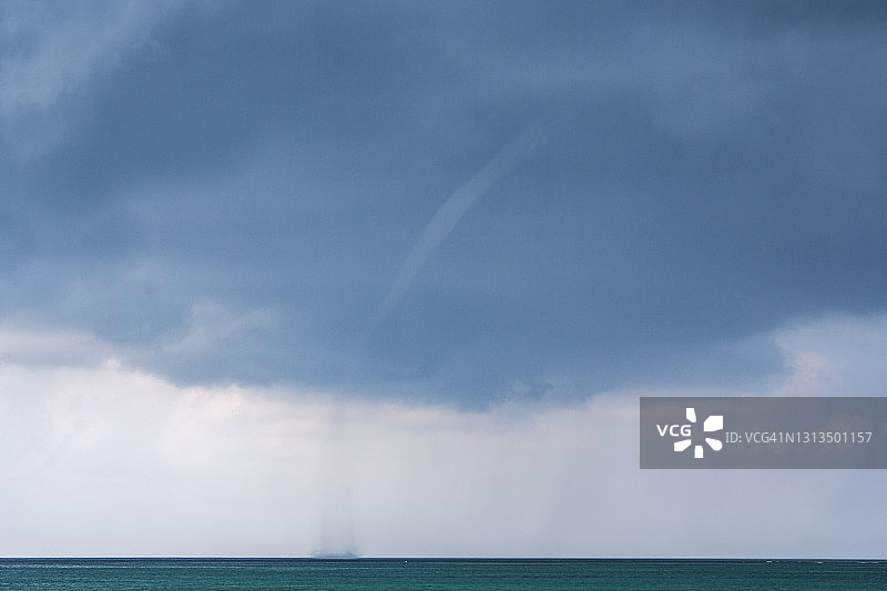 加勒比海上的水柱图片素材