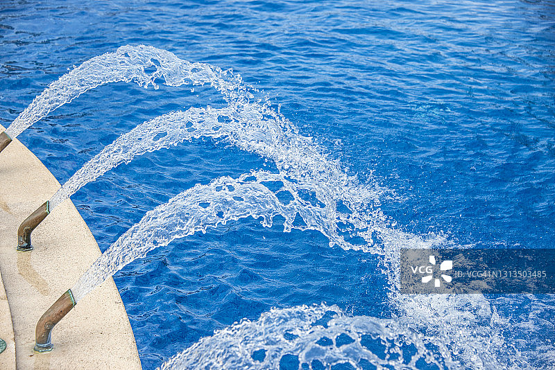 泳池中带有喷泉的纯净碧绿水图片素材