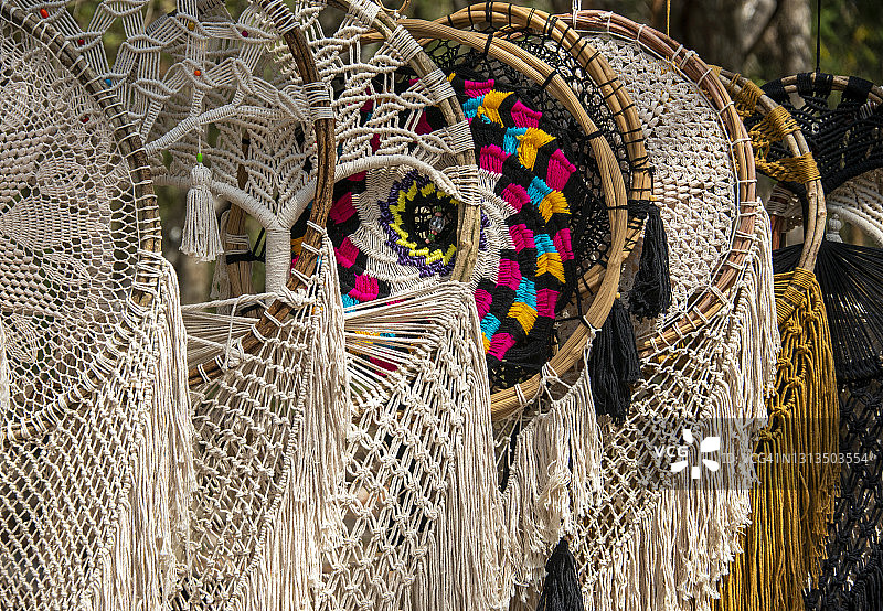墨西哥街头的手工编织捕梦网图片素材