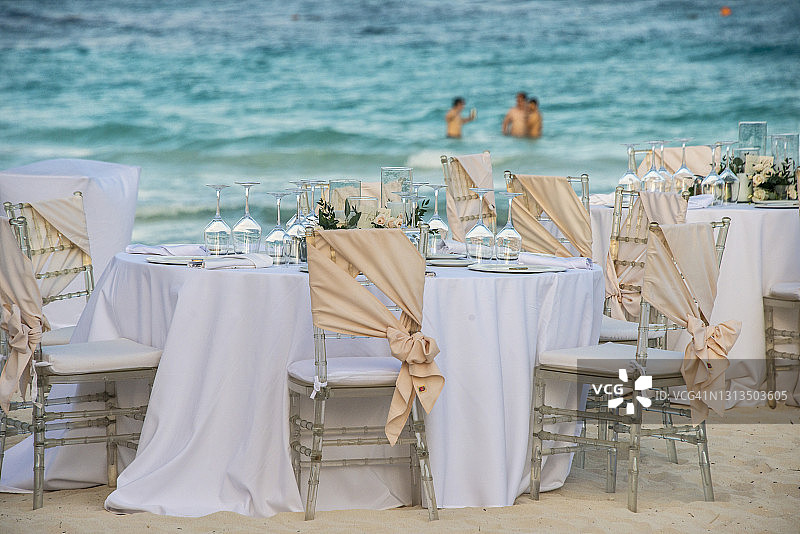 高雅户外婚礼宴会玫瑰花束餐桌布置图片素材