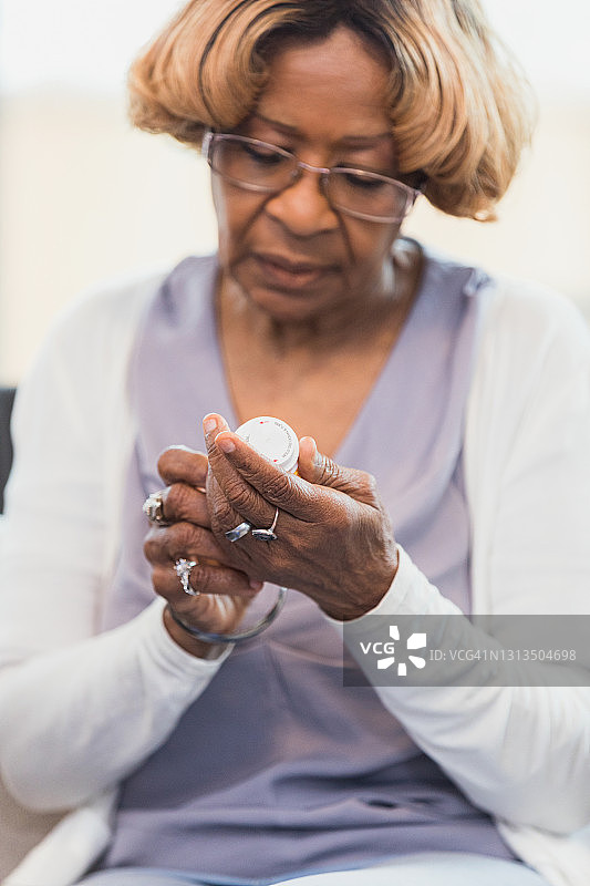 年长的女人阅读处方药标签图片素材