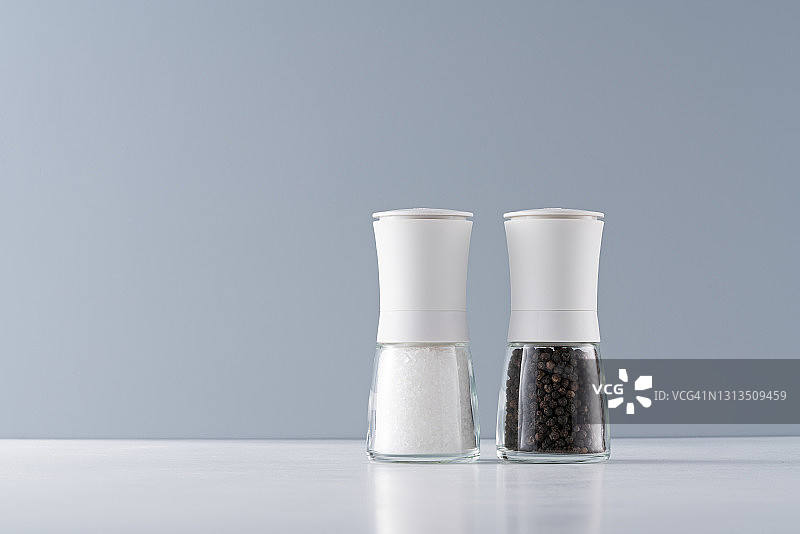 白色海盐和黑胡椒研磨器图片素材