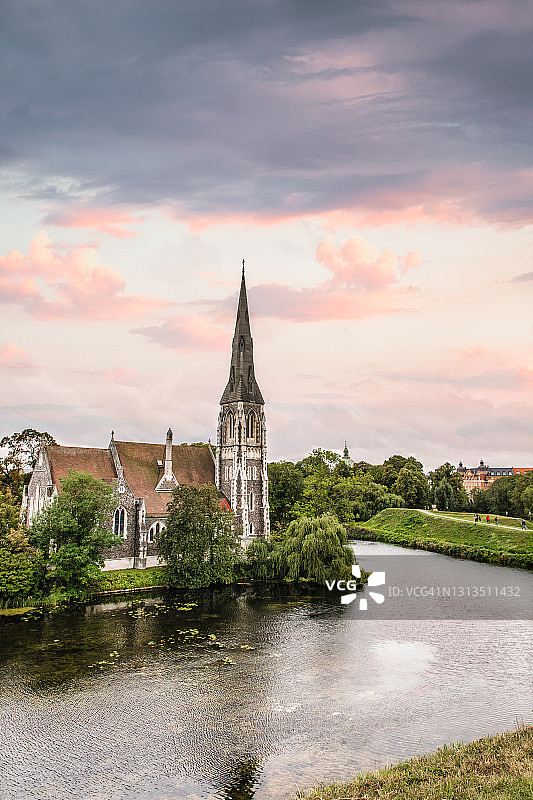 卡斯特雷特圣奥尔本教堂上空的粉彩天空图片素材