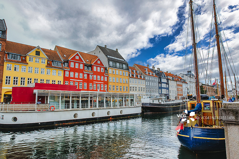 新港海滨和运河两旁色彩鲜艳的联排别墅和船只图片素材