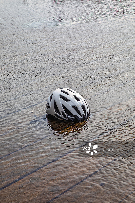 放在喷泉里的自行车头盔图片素材