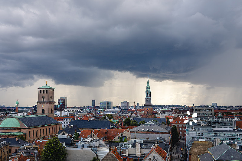 哥本哈根市中心上空的阴云航拍图片素材