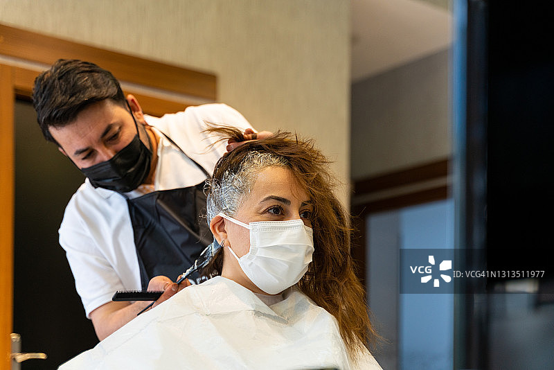 疫情期间在美发店染发图片素材