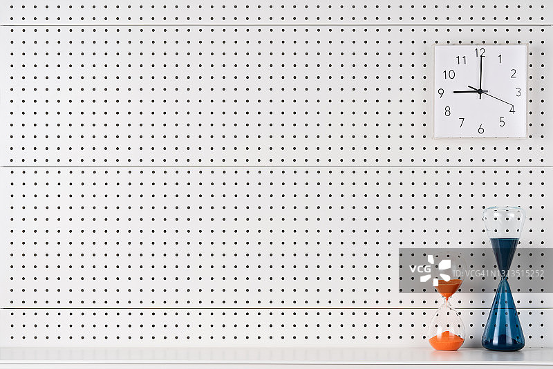 架子和钉板上的计时器图片素材