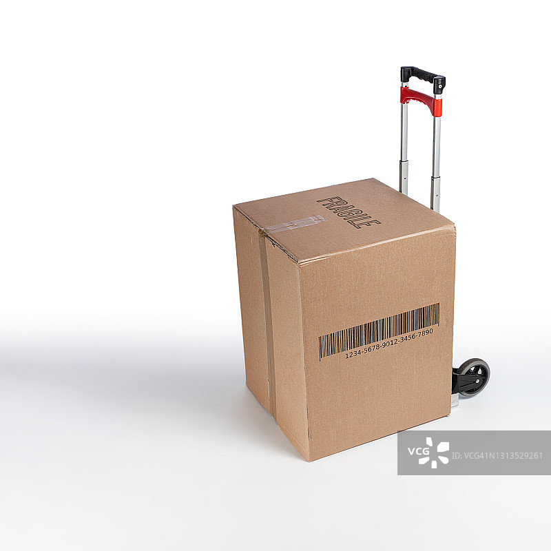 白色背景上手推车上的纸板箱图片素材