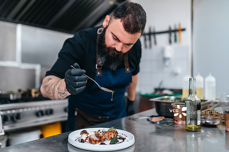 在餐厅工作的厨师图片素材