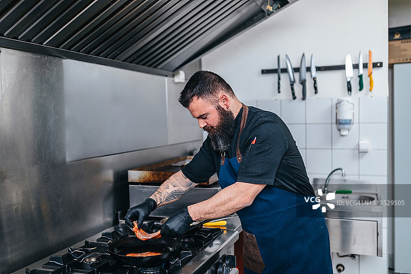 在餐厅工作的厨师图片素材