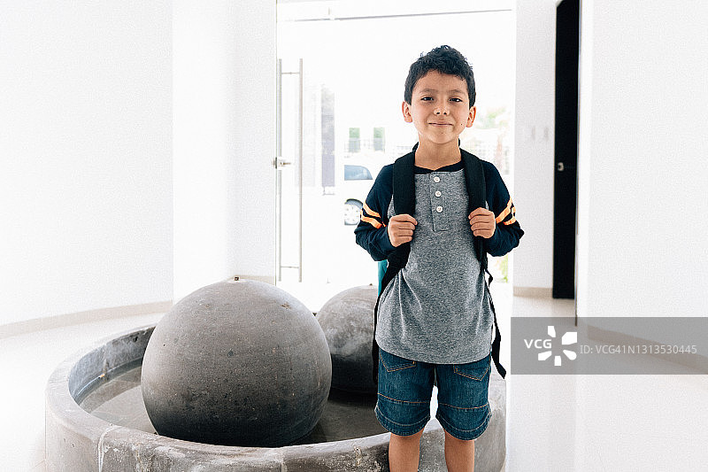 准备好返校的学生背包图片素材