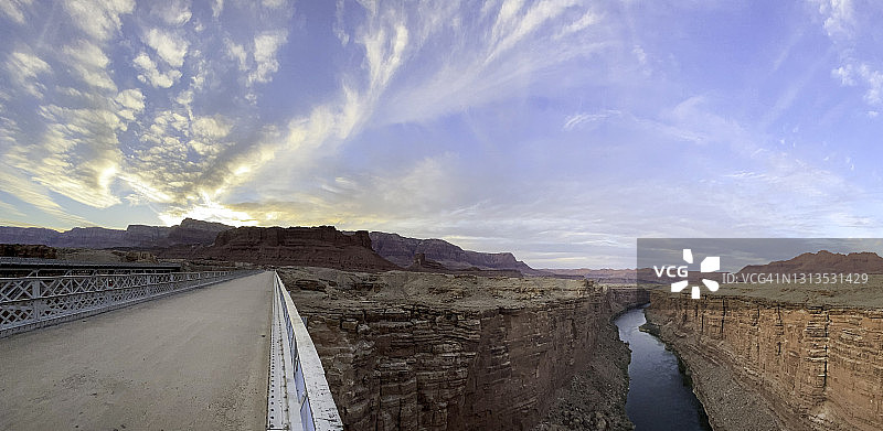 大理石峡谷和科罗拉多河上的历史悠久的纳瓦霍桥的广角镜头图片素材